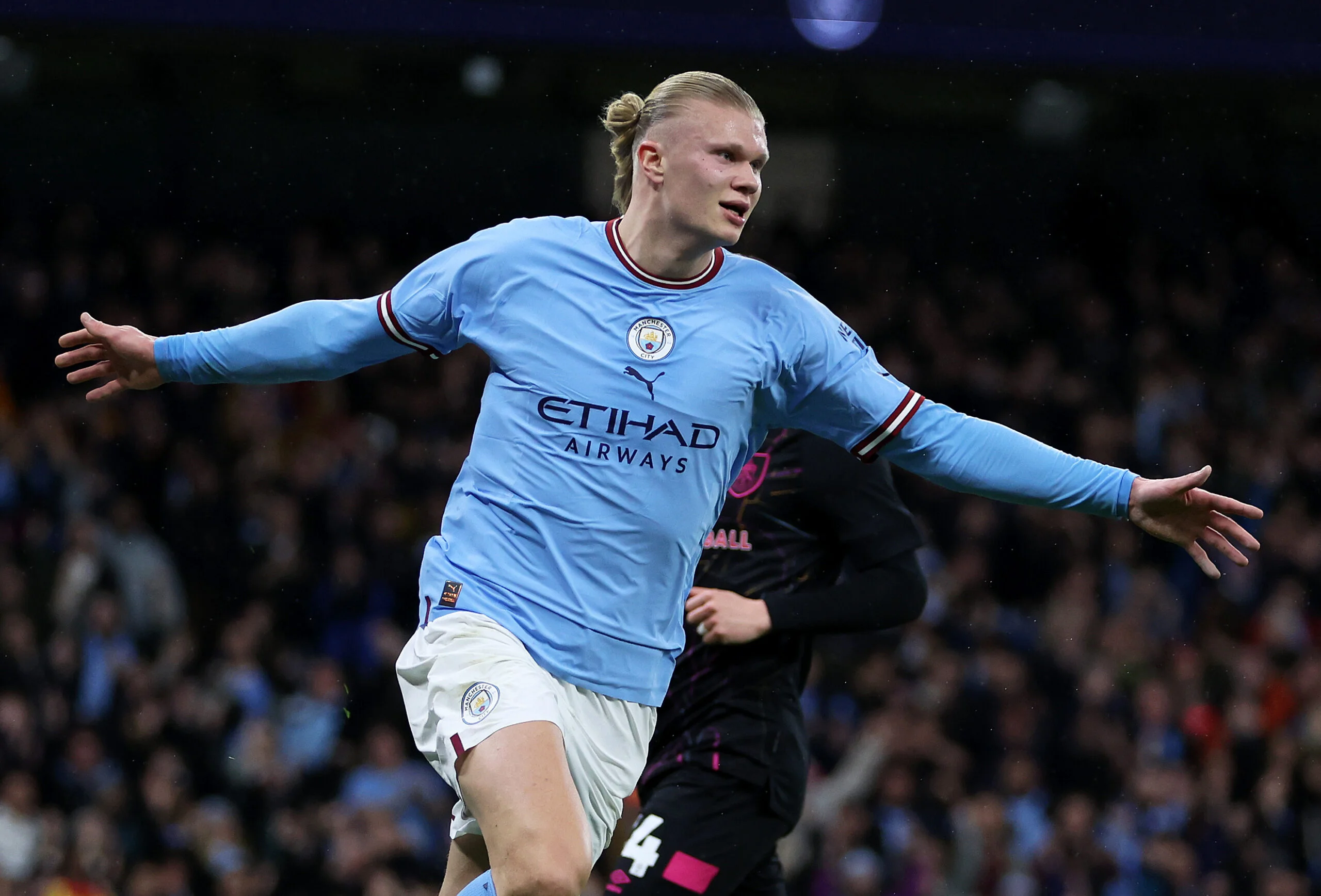  Sunday Oliseh, has joined the debate on who is the better striker between Erling Haaland and Alexander Isak.