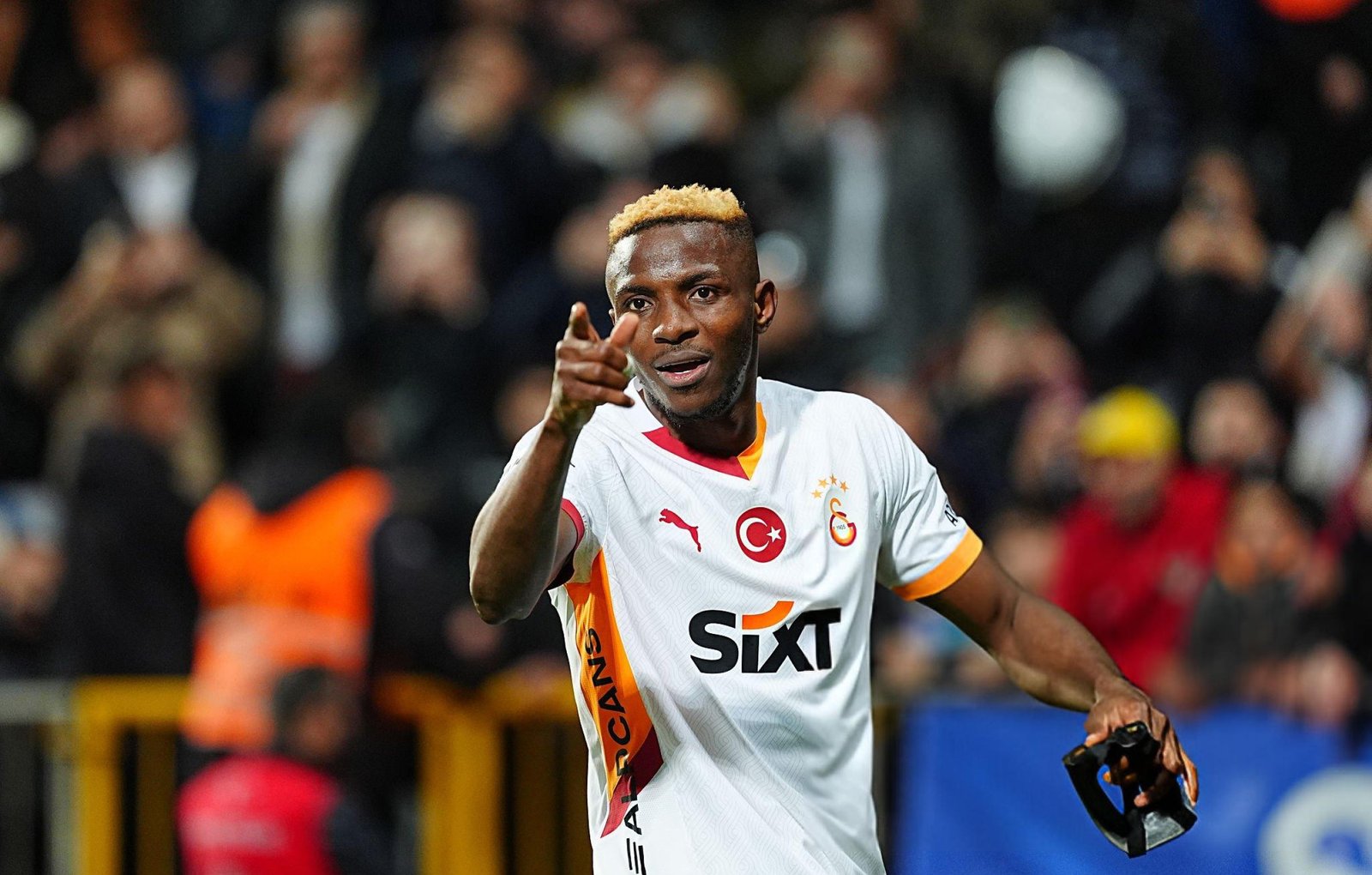 Victor Osimhen is in talks with Al-Hilal over a €70m move from Napoli, as the Saudi club eyes the striker before the Club World Cup.