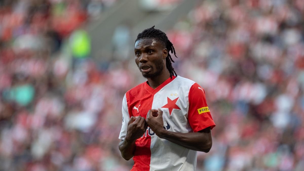 Igoh Ogbu could be out for several weeks after suffering a suspected adductor muscle tear in his groin, according to Slavia head coach.