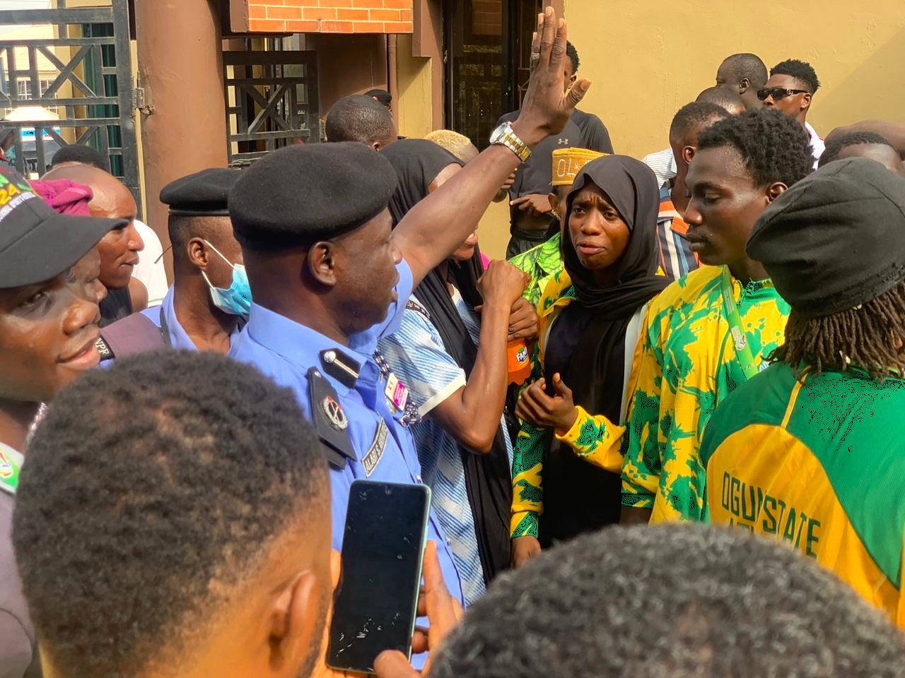 ACP Alabi Akinjide meets Ogun State athletes as the protest over unpaid allowances and broken promises at the ongoing 2024 Gateway Games.