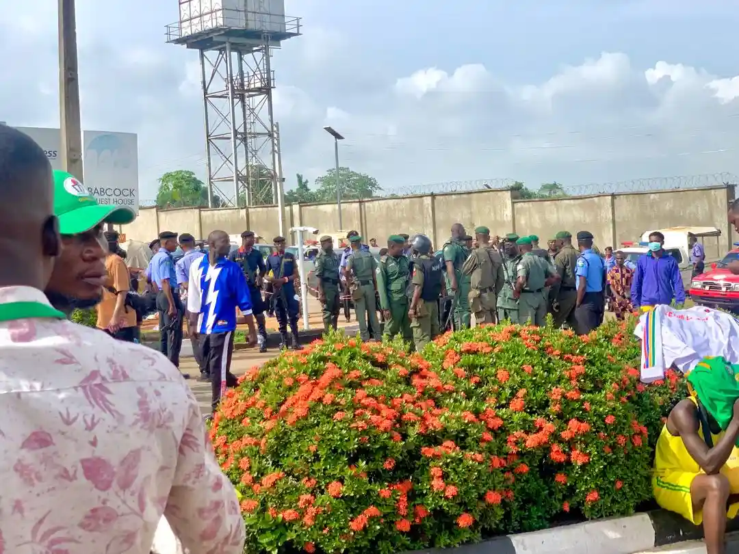 ACP Alabi Akinjide meets Ogun State athletes as the protest over unpaid allowances and broken promises at the ongoing 2024 Gateway Games.