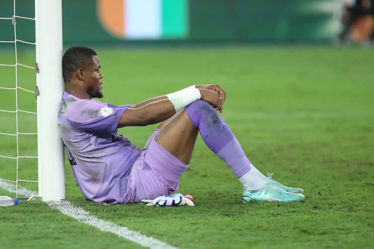 Junior Khanye has criticised Nigerian goalkeeper Stanley Nwabali, calling him overhyped and unfit for Kaizer Chiefs amid transfer rumour.