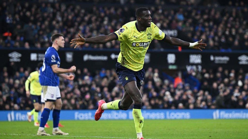 Stade Rennais is targeting Nigerian striker Paul Onuachu, but Southampton are holding out for more after rejecting a €5M bid from Trabzonspor.