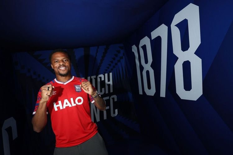 Ipswich sign Chuba Akpom on loan from Ajax after a dramatic transfer battle with Birmingham City and Middlesbrough, with an obligation to buy if promoted.