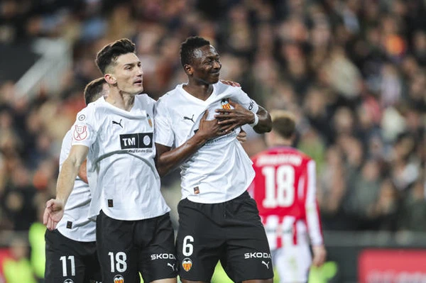 Umar Sadiq scored for Valencia but Athletic Bilbao sealed a dramatic 2-1 win with a stoppage-time goal to reach the Copa del Rey semi-finals.