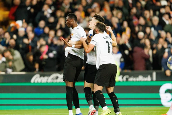 Umar Sadiq scored for Valencia but Athletic Bilbao sealed a dramatic 2-1 win with a stoppage-time goal to reach the Copa del Rey semi-finals.