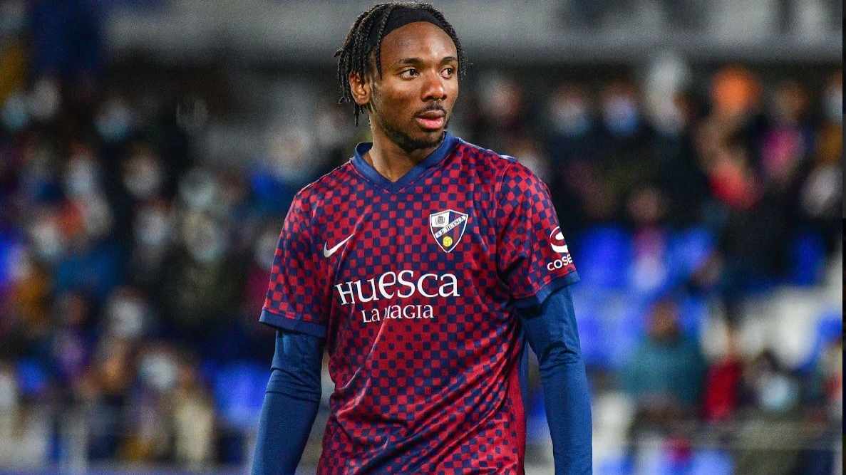 Barnsley have confirmed Nigerian midfielder Kelechi Nwakali will remain at the club for the new season despite an uncertain and difficult campaign.