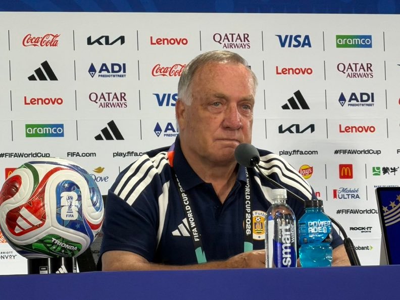 Dick Advocaat has urged Curaçao's football federation president to remain in office, describing the role as vital as the Caribbean nation looks to build on its historic FIFA World Cup debut.