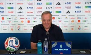 Dick Advocaat has urged Curaçao's football federation president to remain in office, describing the role as vital as the Caribbean nation looks to build on its historic FIFA World Cup debut.