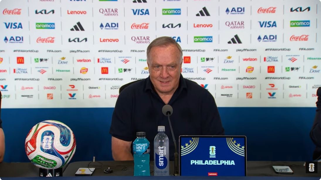 Dick Advocaat has urged Curaçao's football federation president to remain in office, describing the role as vital as the Caribbean nation looks to build on its historic FIFA World Cup debut.