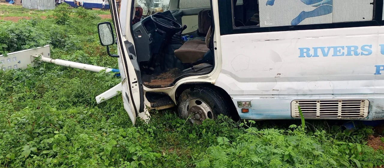 Rivers United players and officials sustained minor injuries after their team bus was involved in a road accident while travelling to Awka for a Federation Cup fixture.