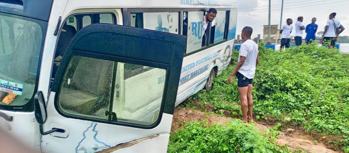 Rivers United players and officials sustained minor injuries after their team bus was involved in a road accident while travelling to Awka for a Federation Cup fixture.