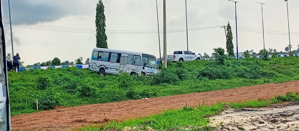 Rivers United players and officials sustained minor injuries after their team bus was involved in a road accident while travelling to Awka for a Federation Cup fixture.