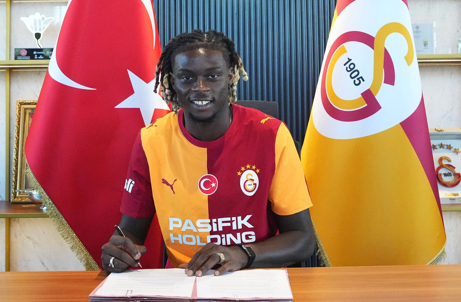 Turkish champions Galatasaray have confirmed the signing of Nigerian-born midfielder Lesley Ugochukwu on a season-long loan from Burnley, with an option to make the move permanent.