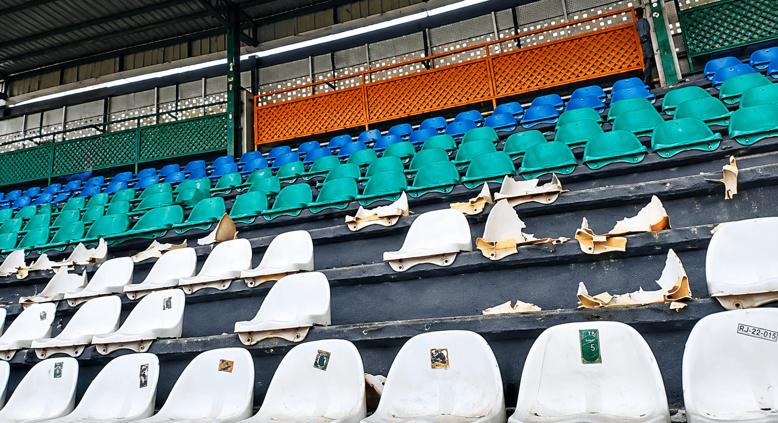 MC Alger’s travelling supporters brought colour and passion to Abeokuta, but their team’s 2–0 defeat to Rangers ended in ugly scenes as fans confronted the technical team and damaged stadium seats.